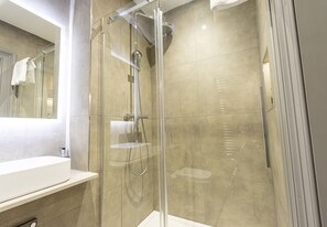 Shower, rainfall showerhead, free toiletries, hair dryer - MONO Suites New Town (Edinburgh)