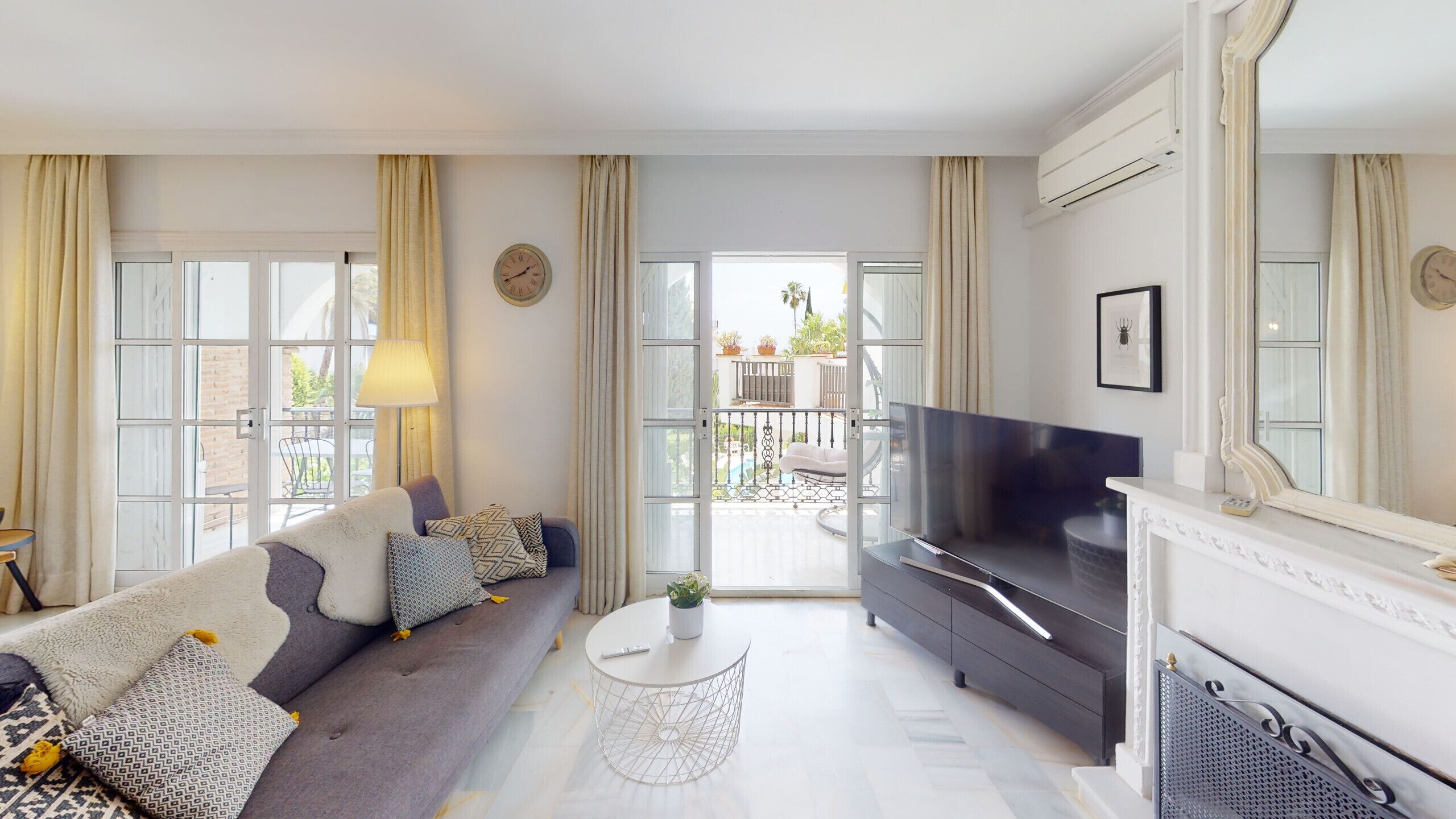 Televisie en een open haard