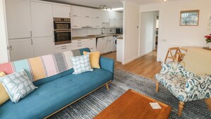 Eine moderne Wohnung mit Wohnzimmer, Küche und Essbereich.