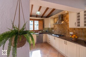 Een koelkast, een microgolfoven, een oven, een vaatwasser