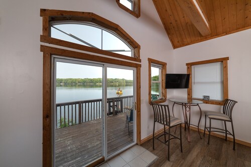 Cozy 4-Lakes Cloverdale Cottage.  