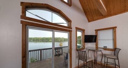 Cozy 4-Lakes Cloverdale Cottage.