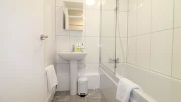 Een haardroger, handdoeken, zeep, shampoo