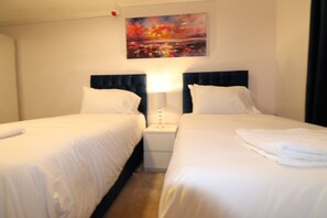 2 habitaciones, tabla de planchar con plancha, wifi y ropa de cama 