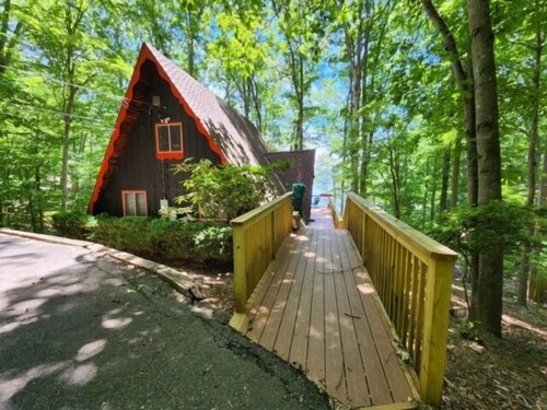 Granny's Retreat: Wifi, A-Frame Chalet, Great View.