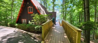 Granny's Retreat: Wifi, A-Frame Chalet, Great View.