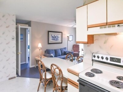 2 BR 2 Bath Indoor and Outdoor pool