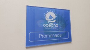 Un panneau arborant le logo d’Oceana et le mot « Promenade ».