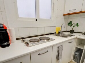 Réfrigérateur, micro-ondes, cafetière/bouilloire, grille-pain