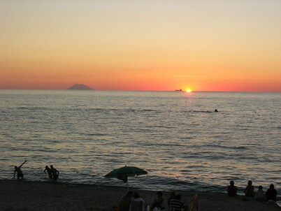 A few minutes from the sea and Tropea, small one-bedroom apartment in farmhouse residence