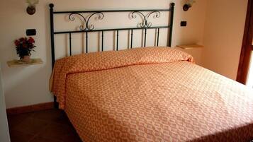 6 bedrooms, iron/ironing board, bed sheets