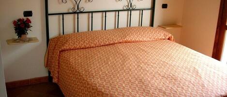 6 bedrooms, iron/ironing board, bed sheets