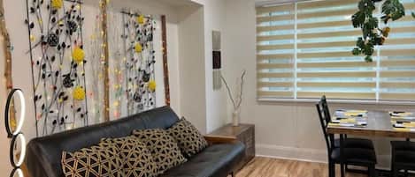 Een smart-tv en een open haard