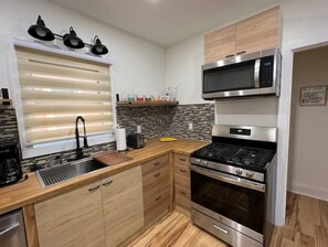 Een koelkast, een magnetron, een oven, een kookplaat