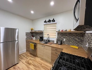 Refrigerador, microondas, horno y parrilla de estufa