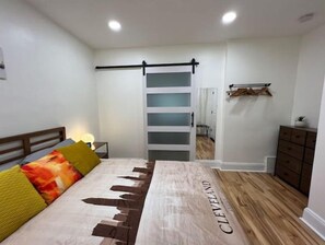 1 habitación, tabla de planchar con plancha, wifi gratis y ropa de cama
