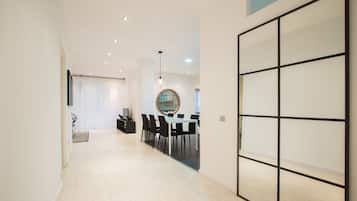 Apartamento Superior SV01 | Living area | Flat-screen TV