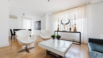Apartamento Estándar SV21 | Living area | Flat-screen TV