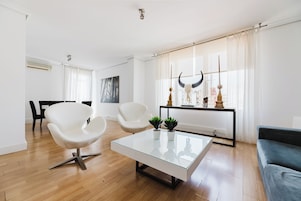 Apartamento Estándar SV21 | Zona de estar | Una televisión de pantalla plana