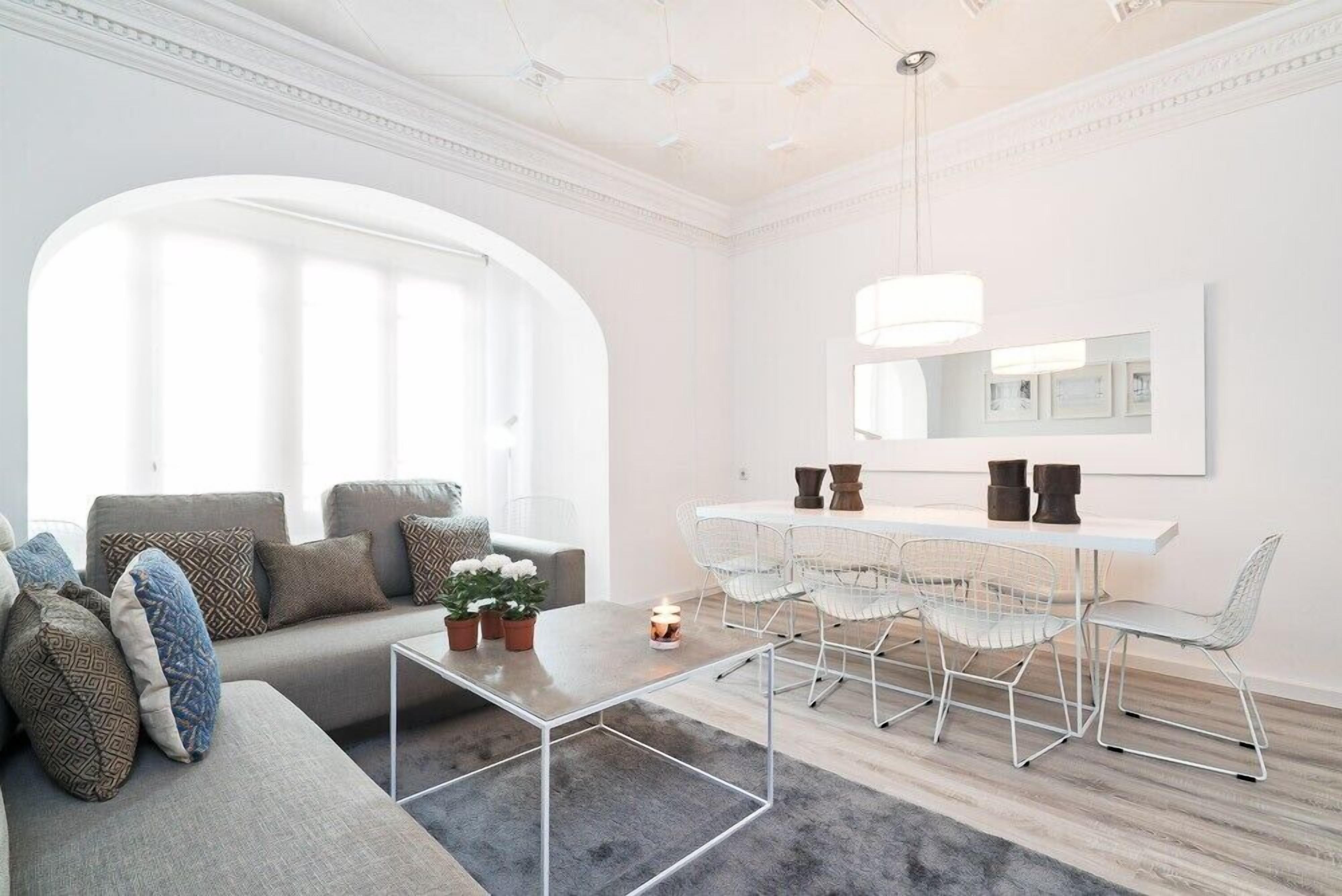 Apartament clàssic | Sala d'estar | Televisor de pantalla plana 