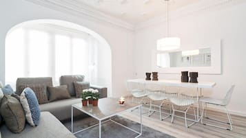 Apartamento Clásico SV07 | Oppholdsområde | Flatskjerm-TV