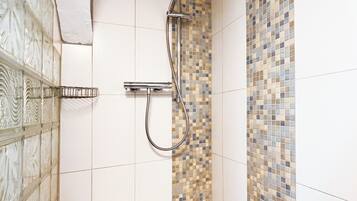 Dusche, Handtücher, Toilettenpapier