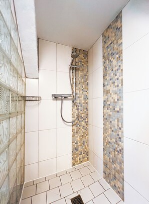 Douche, serviettes fournies, papier de toilette