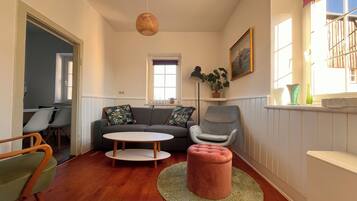 Fernseher, DVD-Player, Bücher