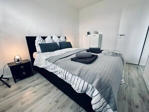 1 多间卧室、熨斗/熨衣板、WiFi、床单