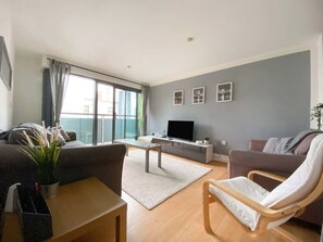 TV - Liverpool One Beautifully Presented 2 Bedroom Apartment (Merseyside)