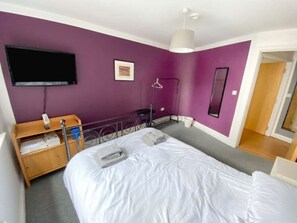 2 quartos, ferros/tábuas de passar roupa, Wi-Fi, roupa de cama