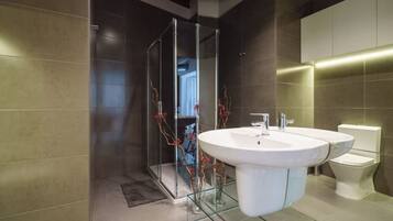 Deluxe appartement, 3 slaapkamers (R-18) | Badkamer | Een douche, een haardroger, handdoeken