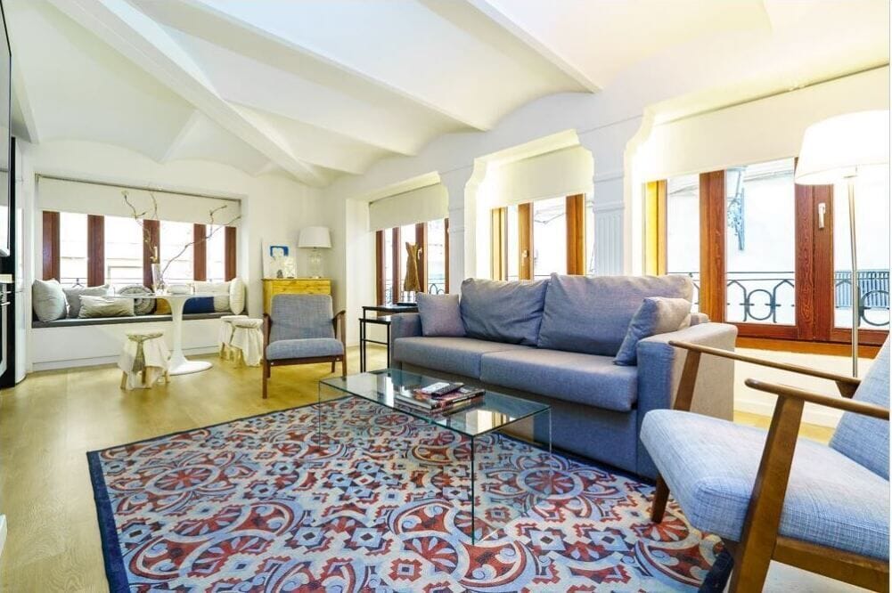 Apartament estàndard, 1 dormitori (R-2) | Sala d'estar | Televisor de pantalla plana de 32 polzades amb canals per cable 