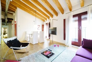 Deluxe Apartment, 3 Bedrooms (R-18) | Living area | 32-inch flat-screen TV with cable channels