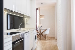 Departamento clásico, 1 habitación (R-11) | Cocina privada | Cafetera de espresso y tetera eléctrica 