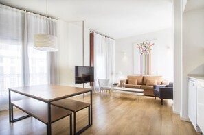 豪華公寓, 2 間臥室 (R-13) | 起居區 | 32-吋平面電視，提供有線頻道