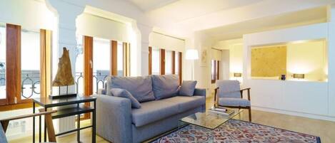 Lägenhet Standard - 1 sovrum (R-2) | Vardagsrum | 32-tums platt-tv med kabelkanaler