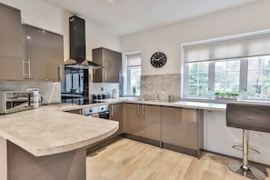 Fridge, microwave, oven, stovetop - Cosy, Exclusive Sheffield House near Peak district (Sheffield)