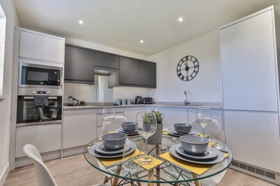 Modern, Cosy Whole house WiFi close to attractions