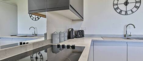 Geladeira, micro-ondas, fogão, cooktop