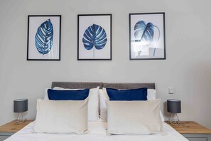 4 bedrooms, iron/ironing board, travel crib, free WiFi - Spacious, High Spec & Modern (Woodseats)