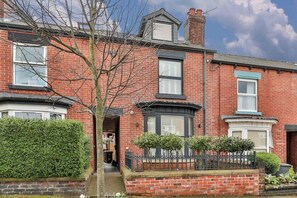 Exterior - Spacious, High Spec & Modern (Woodseats)