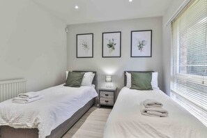 3 chambres, fer et planche à repasser, lit de bébé portatif