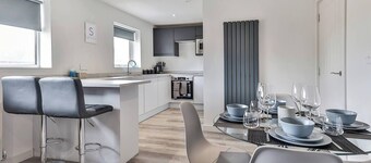 Newly Renovated 3 bed 2 bath Apartment & Parking