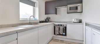 Newly Renovated 3 bed 2 bath Apartment & Parking