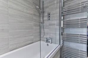 Badewanne, Haartrockner, Handtücher