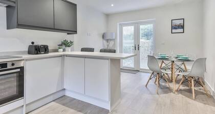3 Bed Refurbished, Modern House, WiFi, Patio area