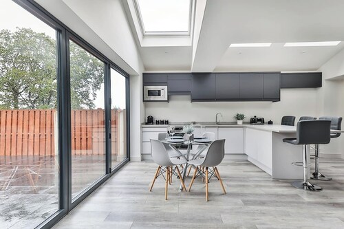 Spacious, Modern 2 bed Apartment with ensuites