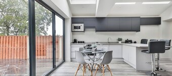 Spacious, Modern 2 bed Apartment with ensuites