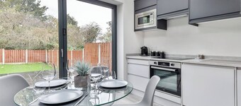 Spacious, Modern 2 bed Apartment with ensuites